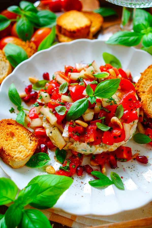 Lekker makkelijk recept voor Tonijn tartaar met tomaat en perzik, simpel snel hapje voor bij een zomerse apero of borrel. We gebruiken hiervoor tonijn uit blik, geen verse tonijn. Dit in combinatie met eitjes, een fris sausje een tomaten-perzik salade. Heerlijk om in te blijven dippen