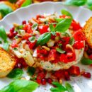 Lekker makkelijk recept voor Tonijn tartaar met tomaat en perzik, simpel snel hapje voor bij een zomerse apero of borrel. We gebruiken hiervoor tonijn uit blik, geen verse tonijn. Dit in combinatie met eitjes, een fris sausje een tomaten-perzik salade. Heerlijk om in te blijven dippen