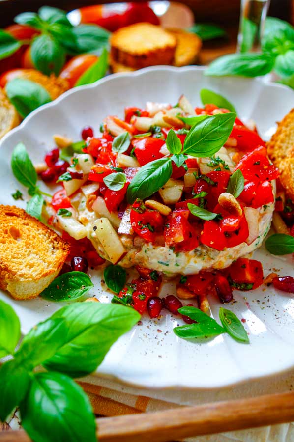 Lekker makkelijk recept voor Tonijn tartaar met tomaat en perzik, simpel snel hapje voor bij een zomerse apero of borrel. We gebruiken hiervoor tonijn uit blik, geen verse tonijn. Dit in combinatie met eitjes, een fris sausje een tomaten-perzik salade. Heerlijk om in te blijven dippen