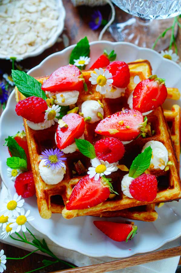 Lekker makkelijk recept voor Wafels met aardbeien en mascarpone, perfect als ontbijt, tussendoortje of als dessert. Lekker krokante gist wafels afgewerkt met mascarpone room en aardbeien. Simpel en toch heerlijk van smaak