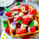 Lekker makkelijk recept voor Wafels met aardbeien en mascarpone, perfect als ontbijt, tussendoortje of als dessert. Lekker krokante gist wafels afgewerkt met mascarpone room en aardbeien. Simpel en toch heerlijk van smaak