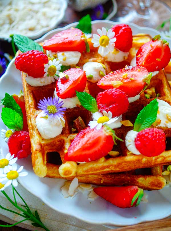 Lekker makkelijk recept voor Wafels met aardbeien en mascarpone, perfect als ontbijt, tussendoortje of als dessert. Lekker krokante gist wafels afgewerkt met mascarpone room en aardbeien. Simpel en toch heerlijk van smaak
