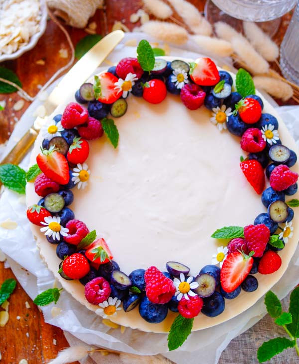 Lekker makkelijk recept voor Yoghurt taart, simpel snelle taart waar je geen oven voor nodig hebt. Een frisse lichte taart met een luchtige yoghurt mousse met een korst van speculaas en lekker veel verse bessen.