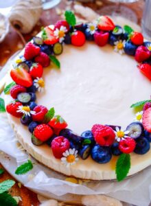 Lekker makkelijk recept voor Yoghurt taart, simpel snelle taart waar je geen oven voor nodig hebt. Een frisse lichte taart met een luchtige yoghurt mousse met een korst van speculaas en lekker veel verse bessen.