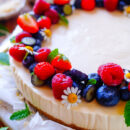 Lekker makkelijk recept voor Yoghurt taart, simpel snelle taart waar je geen oven voor nodig hebt. Een frisse lichte taart met een luchtige yoghurt mousse met een korst van speculaas en lekker veel verse bessen.