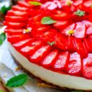 Lekker makkelijk recept voor Aardbeientaart met mascarpone en speculaas, simpel snelle taart. Fris, licht, zomers en geen oven voor nodig. Met een krokante speculaas bodem, een frisse mascarpone-yoghurt mousse en de lekkerste aardbeien.
