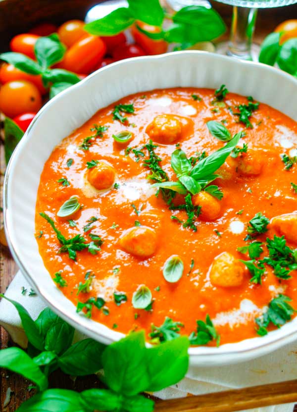 Makkelijk recept voor De lekkerste tomatensoep met balletjes, simpel snel recept perfect als gezonde luncht. Het geheim is dat we de tomaten roosteren in de oven en we voegen wat kruidenkaas toe voor nog meer smaak. Heerlijke dagelijkse kost