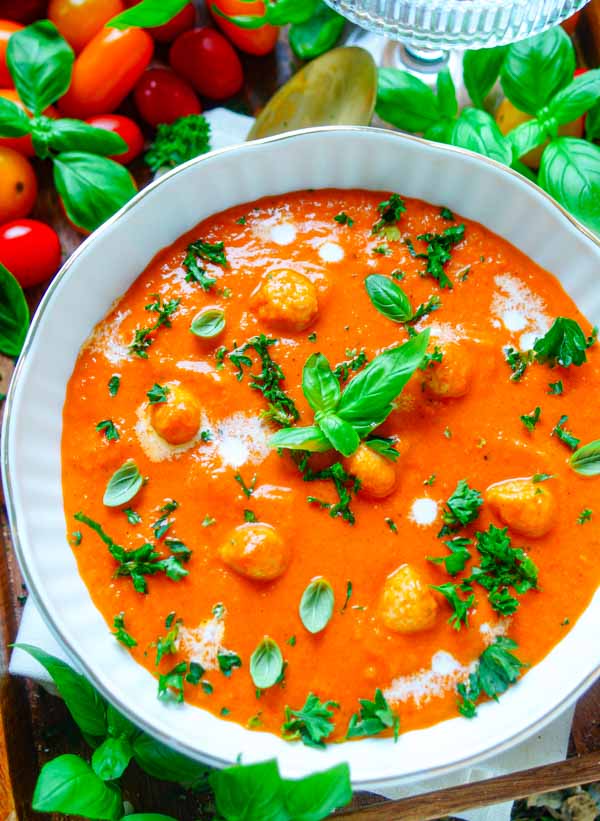 Makkelijk recept voor De lekkerste tomatensoep met balletjes, simpel snel recept perfect als gezonde luncht. Het geheim is dat we de tomaten roosteren in de oven en we voegen wat kruidenkaas toe voor nog meer smaak. Heerlijke dagelijkse kost