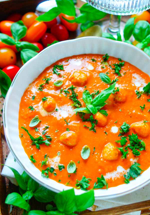 Makkelijk recept voor De lekkerste tomatensoep met balletjes, simpel snel recept perfect als gezonde luncht. Het geheim is dat we de tomaten roosteren in de oven en we voegen wat kruidenkaas toe voor nog meer smaak. Heerlijke dagelijkse kost