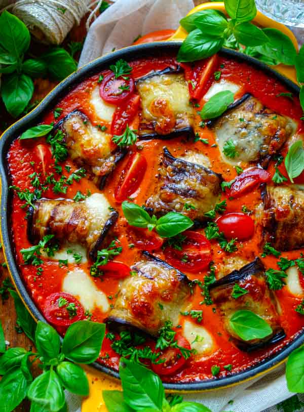 Lekker makkelijk recept voor Aubergine rolletjes met gehakt, simpel snel doordeweekse maaltijd voor op weekmenu. Rolletjes aubergine gevuld met kruidig gehakt en een romige tomatensaus. Heerlijke dagelijkse kost