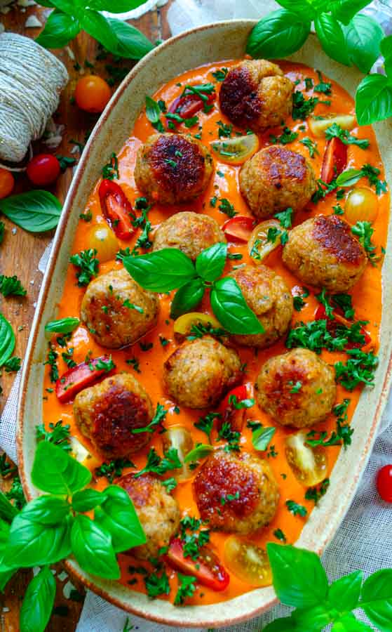 Lekker makkelijk recept voor Gehaktballetjes met tomaat-kruidenkaas saus, simpel snelle doordeweekse maaltijd voor op weekmenu. Heerlijk smaakvolle saus dat niet veel tijd vraagt met lekkere kippenballetjes. Heerlijke dagelijkse kost.