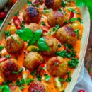 Lekker makkelijk recept voor Gehaktballetjes met tomaat-kruidenkaas saus, simpel snelle doordeweekse maaltijd voor op weekmenu. Heerlijk smaakvolle saus dat niet veel tijd vraagt met lekkere kippenballetjes. Heerlijke dagelijkse kost.