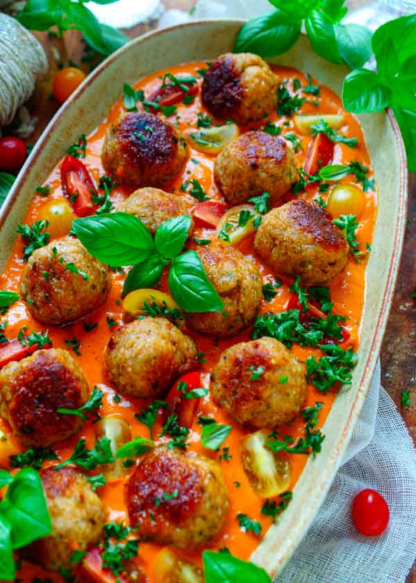 Gehaktballetjes met tomaat-kruidenkaas saus