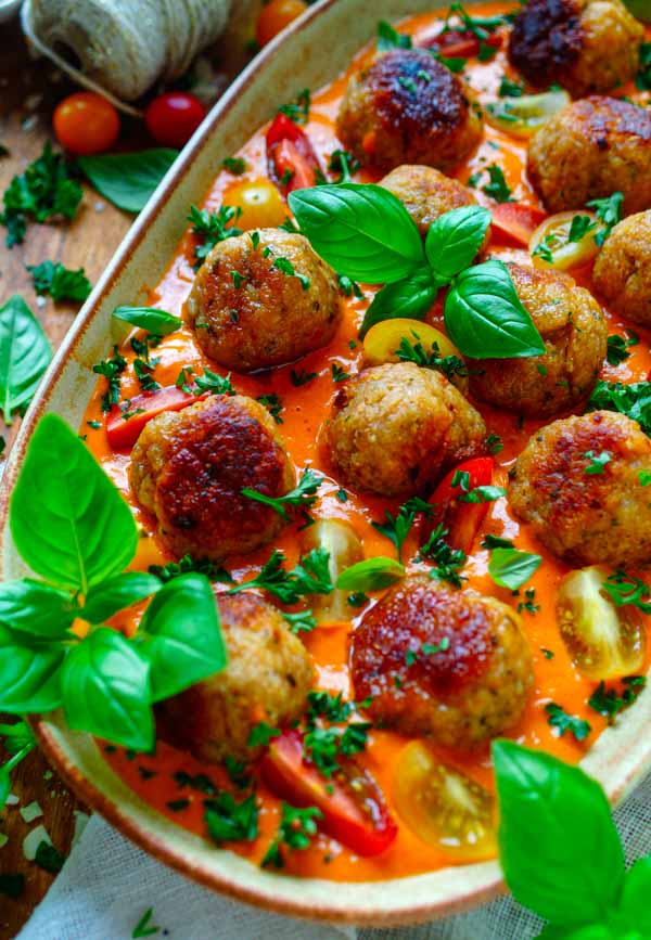 Lekker makkelijk recept voor Gehaktballetjes met tomaat-kruidenkaas saus, simpel snelle doordeweekse maaltijd voor op weekmenu. Heerlijk smaakvolle saus dat niet veel tijd vraagt met lekkere kippenballetjes. Heerlijke dagelijkse kost.