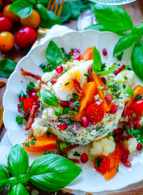 Lekker makkelijk recept voor Bloemkool salade met spek, simpel snel doordeweekse maaltijd voor op weekmenu. Lekkere salade met fijngesneden gekookte aardappel, bloemkool, krokante spekjes, eieren en een lichte bearnaise saus. Fris, licht en heerlijk
