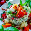 Lekker makkelijk recept voor Bloemkool salade met spek, simpel snel doordeweekse maaltijd voor op weekmenu. Lekkere salade met fijngesneden gekookte aardappel, bloemkool, krokante spekjes, eieren en een lichte bearnaise saus. Fris, licht en heerlijk