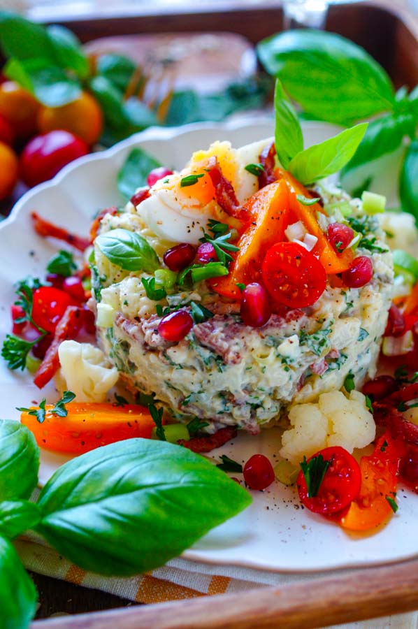 Lekker makkelijk recept voor Bloemkool salade met spek, simpel snel doordeweekse maaltijd voor op weekmenu. Lekkere salade met fijngesneden gekookte aardappel, bloemkool, krokante spekjes, eieren en een lichte bearnaise saus. Fris, licht en heerlijk
