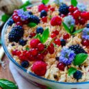 Lekker makkelijk recept voor Bosvruchten tiramisu, simpel snel dessert om. van te smullen. Een tiramisu zonder alcohol, zonder eieren en zonder koffie. Dus zowel groot als klein kunnen hiervan genieten. Eenvoudig en klaar in 30min. Ik maakte deze met een combinatie van speculaas en lange vinger koekjes