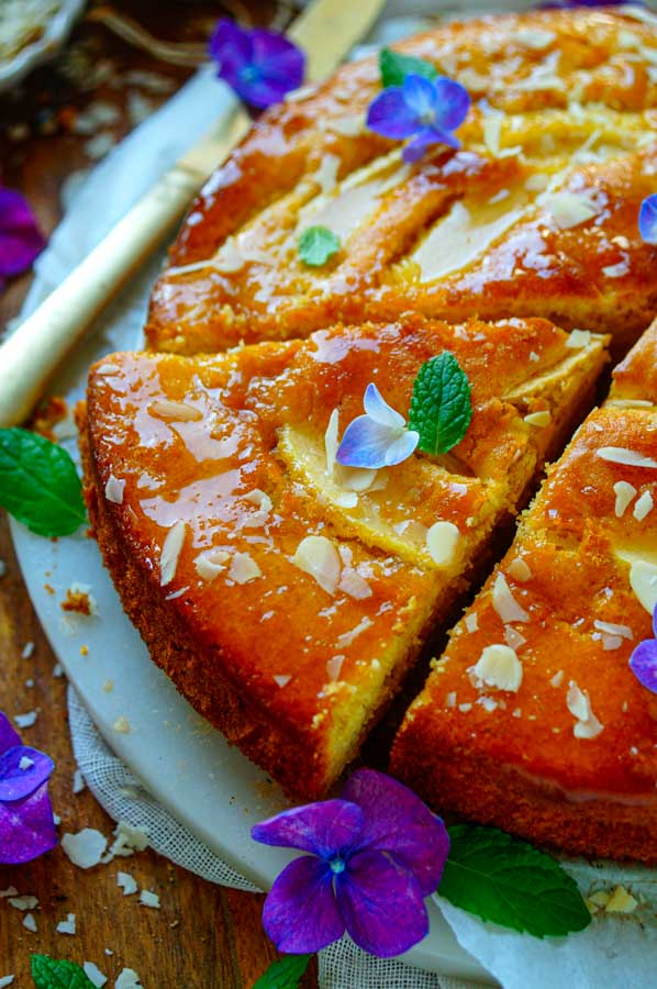 Makkelijk recept voor De lekkerste appelcake, simpel snelle cake voor bij koffie of thee. Eenvoudige cake voor tijdens de herfst. Wat deze cake zo lekker luchtig maakt, is de slagroom dat in het deeg gaat.