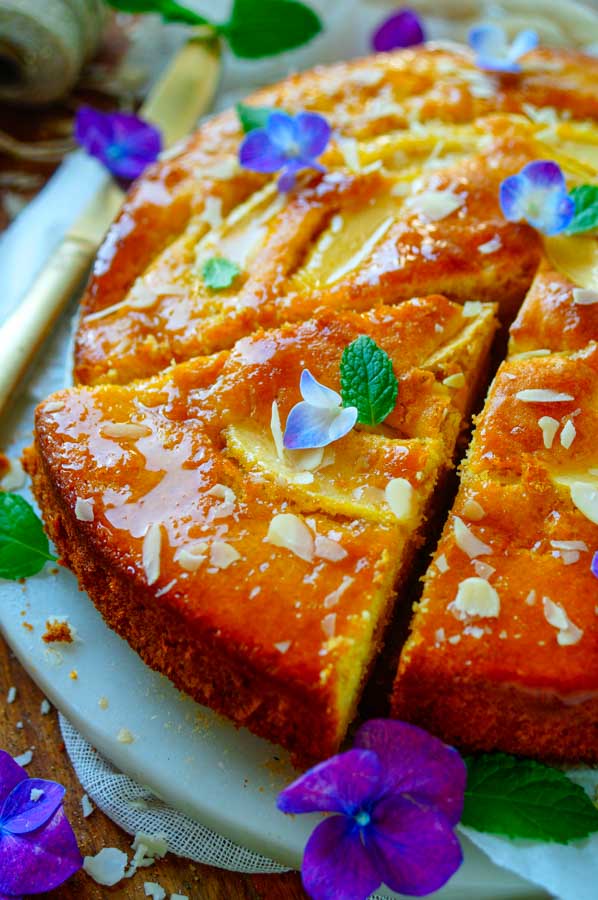 Makkelijk recept voor De lekkerste appelcake, simpel snelle cake voor bij koffie of thee. Eenvoudige cake voor tijdens de herfst. Wat deze cake zo lekker luchtig maakt, is de slagroom dat in het deeg gaat.
