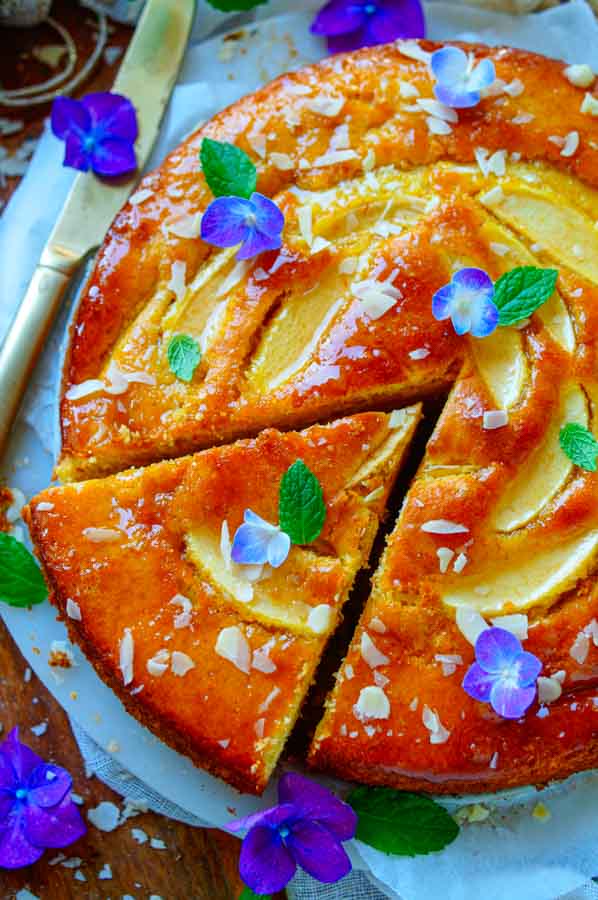 Makkelijk recept voor De lekkerste appelcake, simpel snelle cake voor bij koffie of thee. Eenvoudige cake voor tijdens de herfst. Wat deze cake zo lekker luchtig maakt, is de slagroom dat in het deeg gaat.