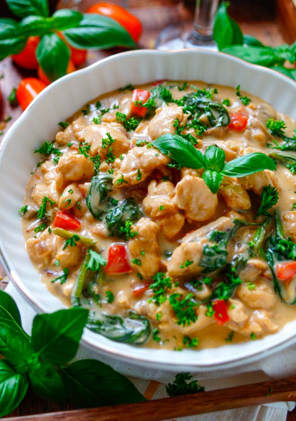 Lekker makkelijk recept voor Eenpansgerecht romige kip, simpel snelle doordeweekse recept voor op weekmenu. Alles in één pan en klaar in 30min. Met veel groentjes (spinazie, champignons) en Parmezaanse kaas. Heerlijke dagelijkse kost