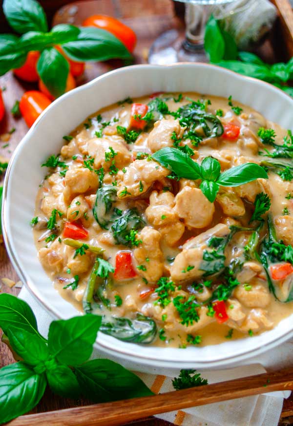 Lekker makkelijk recept voor Eenpansgerecht romige kip, simpel snelle doordeweekse recept voor op weekmenu. Alles in één pan en klaar in 30min. Met veel groentjes (spinazie, champignons) en Parmezaanse kaas. Heerlijke dagelijkse kost