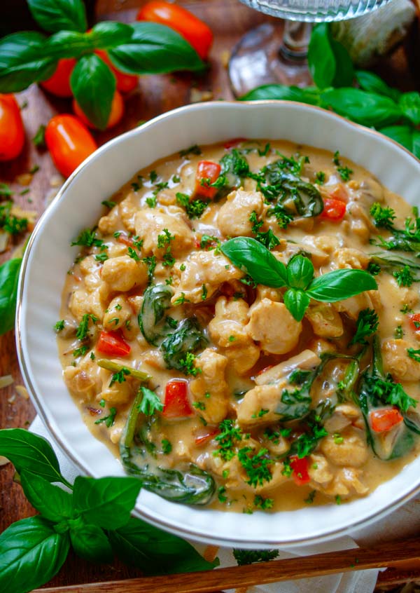 Lekker makkelijk recept voor Eenpansgerecht romige kip, simpel snelle doordeweekse recept voor op weekmenu. Alles in één pan en klaar in 30min. Met veel groentjes (spinazie, champignons) en Parmezaanse kaas. Heerlijke dagelijkse kost