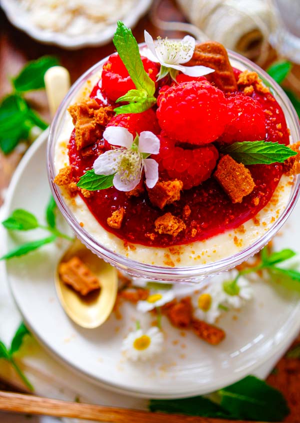 Lekker makkelijk recept voor Speculaas tiramisu met frambozen, lekker simpel dessert in een glaasje. Een tiramisu zonder koffie en zonder alcohol. Heerlijk frisse tiramisu. Al een lekker dessertje voor de feestdagen voor op je kerstmenu.