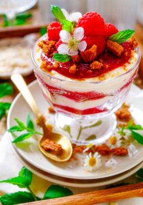 Lekker makkelijk recept voor Speculaas tiramisu met frambozen, lekker simpel dessert in een glaasje. Een tiramisu zonder koffie en zonder alcohol. Heerlijk frisse tiramisu. Al een lekker dessertje voor de feestdagen voor op je kerstmenu.