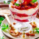 Lekker makkelijk recept voor Speculaas tiramisu met frambozen, lekker simpel dessert in een glaasje. Een tiramisu zonder koffie en zonder alcohol. Heerlijk frisse tiramisu. Al een lekker dessertje voor de feestdagen voor op je kerstmenu.