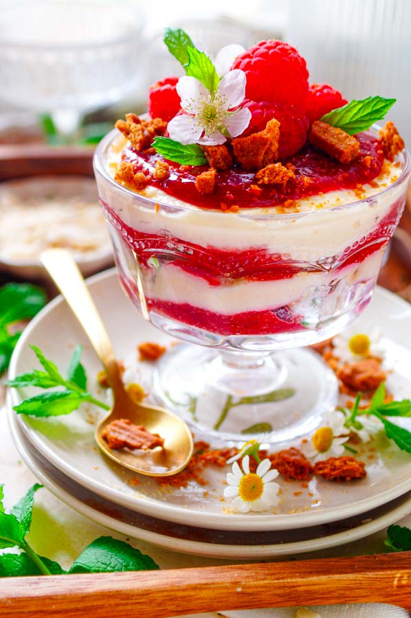Lekker makkelijk recept voor Speculaas tiramisu met frambozen, lekker simpel dessert in een glaasje. Een tiramisu zonder koffie en zonder alcohol. Heerlijk frisse tiramisu. Al een lekker dessertje voor de feestdagen voor op je kerstmenu.