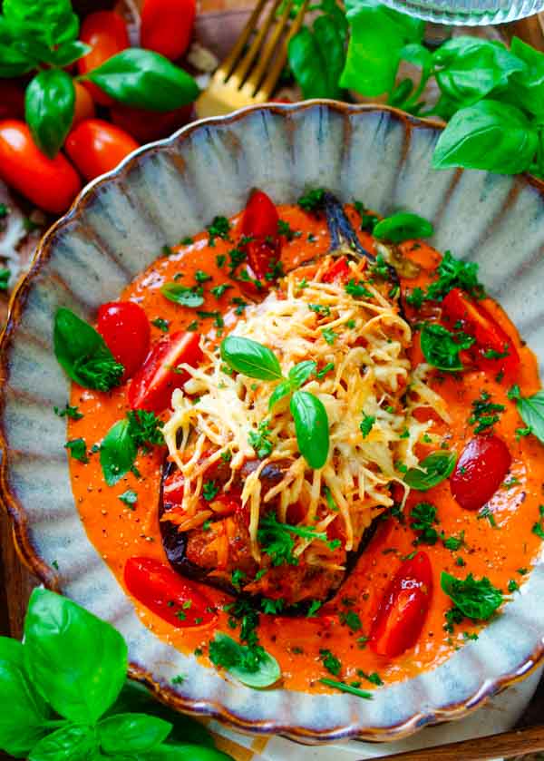 Snel makkelijk recept voor Gevulde aubergine met gehakt, simpel eenvoudige maaltijd voor op weekmenu. Heerlijke aubergines gevuld met gehakt, orzo pasta en groentjes. Geserveerd met een eenvoudige tomaat-mascarpone saus. Heerlijke dagelijkse kost
