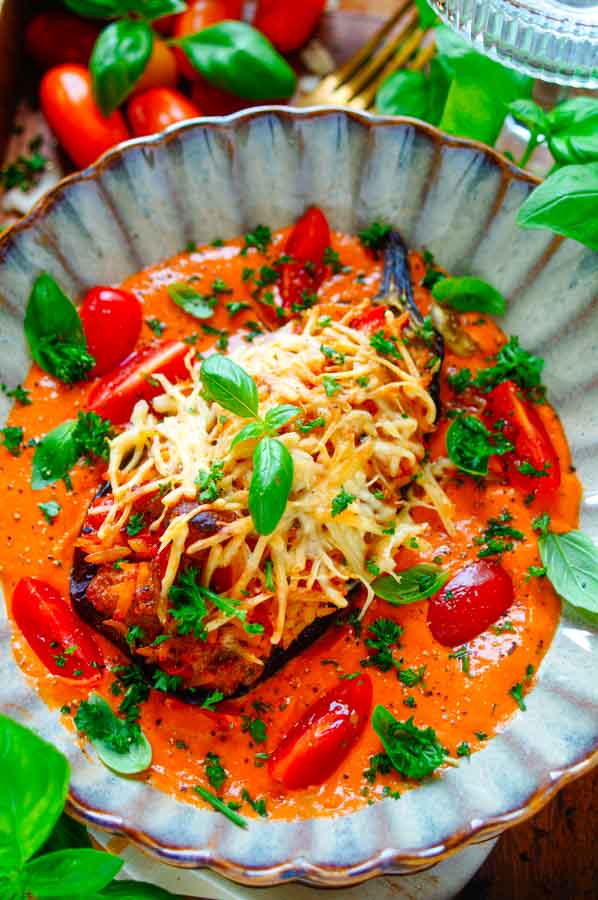 Snel makkelijk recept voor Gevulde aubergine met gehakt, simpel eenvoudige maaltijd voor op weekmenu. Heerlijke aubergines gevuld met gehakt, orzo pasta en groentjes. Geserveerd met een eenvoudige tomaat-mascarpone saus. Heerlijke dagelijkse kost