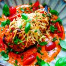 Snel makkelijk recept voor Gevulde aubergine met gehakt, simpel eenvoudige maaltijd voor op weekmenu. Heerlijke aubergines gevuld met gehakt, orzo pasta en groentjes. Geserveerd met een eenvoudige tomaat-mascarpone saus. Heerlijke dagelijkse kost