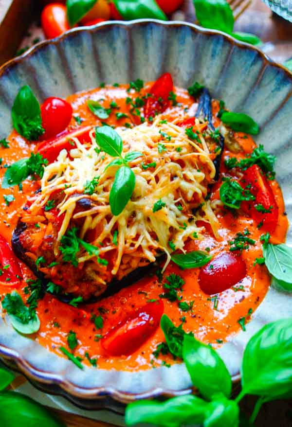 Snel makkelijk recept voor Gevulde aubergine met gehakt, simpel eenvoudige maaltijd voor op weekmenu. Heerlijke aubergines gevuld met gehakt, orzo pasta en groentjes. Geserveerd met een eenvoudige tomaat-mascarpone saus. Heerlijke dagelijkse kost