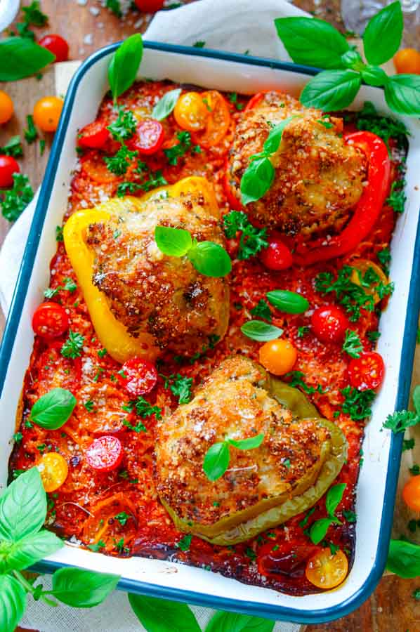 Lekker makkelijk recept voor Gevulde paprika's met gehakt en rijst, simpel snel doordeweekse maaltijd voor op weekmenu. Gebakken paprika's met daarin een heerlijk gehakt mengsel. Gegaard in een ovenschotel met daarin rijst en een tomaat mascarpone saus. Heerlijke dagelijkse kost.