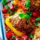 Lekker makkelijk recept voor Gevulde paprika's met gehakt en rijst, simpel snel doordeweekse maaltijd voor op weekmenu. Gebakken paprika's met daarin een heerlijk gehakt mengsel. Gegaard in een ovenschotel met daarin rijst en een tomaat mascarpone saus. Heerlijke dagelijkse kost.