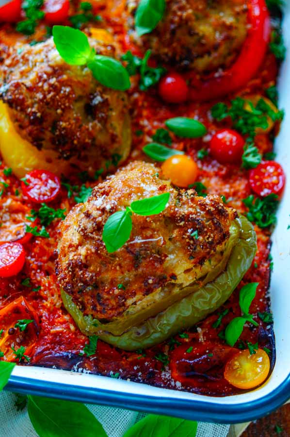 Lekker makkelijk recept voor Gevulde paprika's met gehakt en rijst, simpel snel doordeweekse maaltijd voor op weekmenu. Gebakken paprika's met daarin een heerlijk gehakt mengsel. Gegaard in een ovenschotel met daarin rijst en een tomaat mascarpone saus. Heerlijke dagelijkse kost.