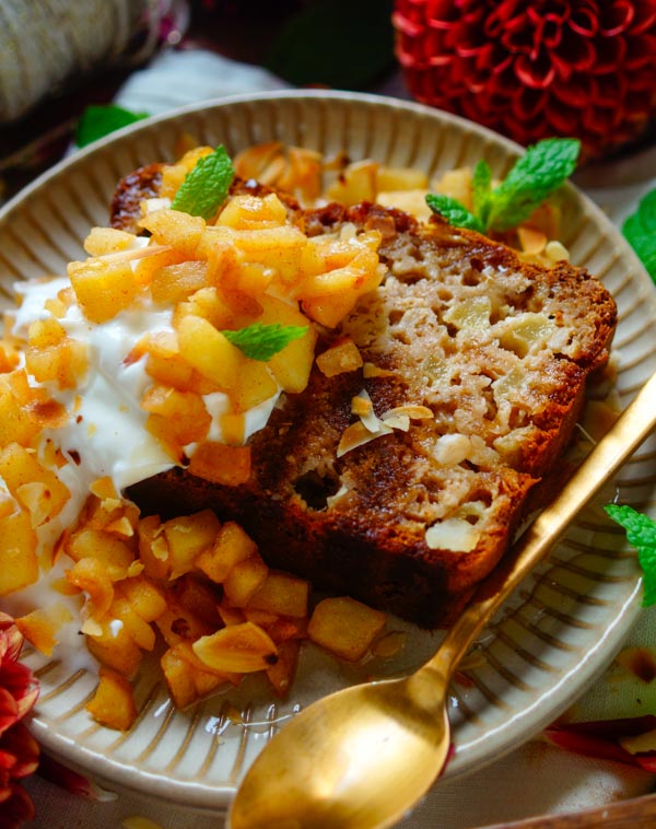 Lekker makkelijk recept voor Havermout cake met appel, simpel snelle gezonde cake perfect als voedzaam tussendoortje of ontbijt. Een cake op basis van havermout en yoghurt extra lekker gemaakt met speculaas en appeltjes.