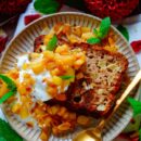 Lekker makkelijk recept voor Havermout cake met appel, simpel snelle gezonde cake perfect als voedzaam tussendoortje of ontbijt. Een cake op basis van havermout en yoghurt extra lekker gemaakt met speculaas en appeltjes.