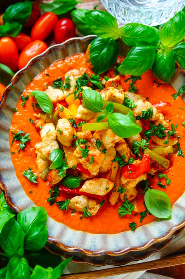 Lekker makkelijk recept voor Kip in paprikasaus, simpel snelle doordeweekse maaltijd voor weekmenu. Eenvoudig en klaar in 30min. Lekker gebakken kipblokjes in een romige paprikasaus met daarin ook wat mascarpone. Heerlijke dagelijkse kost