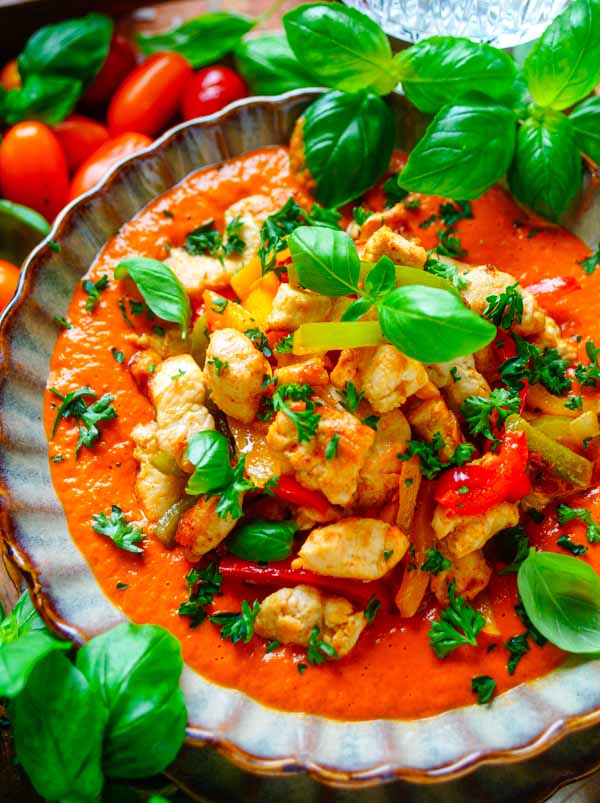 Lekker makkelijk recept voor Kip in paprikasaus, simpel snelle doordeweekse maaltijd voor weekmenu. Eenvoudig en klaar in 30min. Lekker gebakken kipblokjes in een romige paprikasaus met daarin ook wat mascarpone. Heerlijke dagelijkse kost