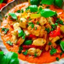 Lekker makkelijk recept voor Kip in paprikasaus, simpel snelle doordeweekse maaltijd voor weekmenu. Eenvoudig en klaar in 30min. Lekker gebakken kipblokjes in een romige paprikasaus met daarin ook wat mascarpone. Heerlijke dagelijkse kost
