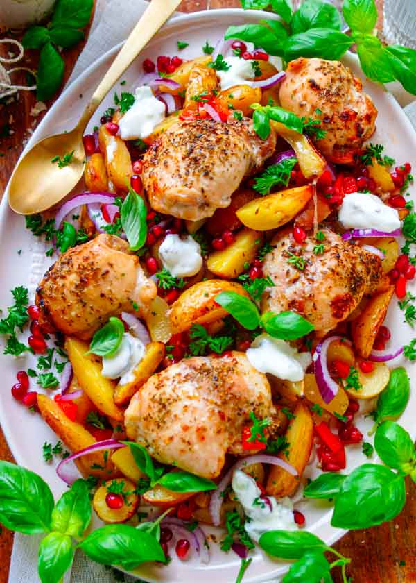 Lekker makkelijk recept voor Kip Souvlaki traybake, simpel snelle doordeweekse maaltijd voor op weekmenu. Een ovenschotel met gebakken aardappelen, heerlijk sappige kippendijen, groentjes en heerlijke marinade met een Griekse touch. Heerlijke dagelijkse kost