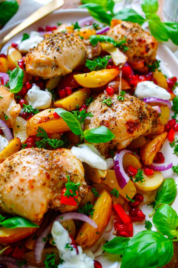Lekker makkelijk recept voor Kip Souvlaki traybake, simpel snelle doordeweekse maaltijd voor op weekmenu. Een ovenschotel met gebakken aardappelen, heerlijk sappige kippendijen, groentjes en heerlijke marinade met een Griekse touch. Heerlijke dagelijkse kost