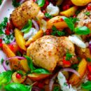 Lekker makkelijk recept voor Kip Souvlaki traybake, simpel snelle doordeweekse maaltijd voor op weekmenu. Een ovenschotel met gebakken aardappelen, heerlijk sappige kippendijen, groentjes en heerlijke marinade met een Griekse touch. Heerlijke dagelijkse kost