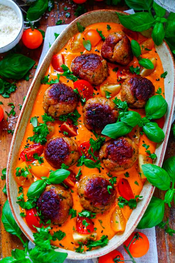 Lekker makkelijk recept voor Kipballetjes met romige paprikasaus, simpel snel doordeweeks recept voor op weekmenu. Heerlijke kipgehaktballetjes met een eenvoudige romige paprikasaus.