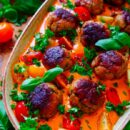 Lekker makkelijk recept voor Kipballetjes met romige paprikasaus, simpel snel doordeweeks recept voor op weekmenu. Heerlijke kipgehaktballetjes met een eenvoudige romige paprikasaus.