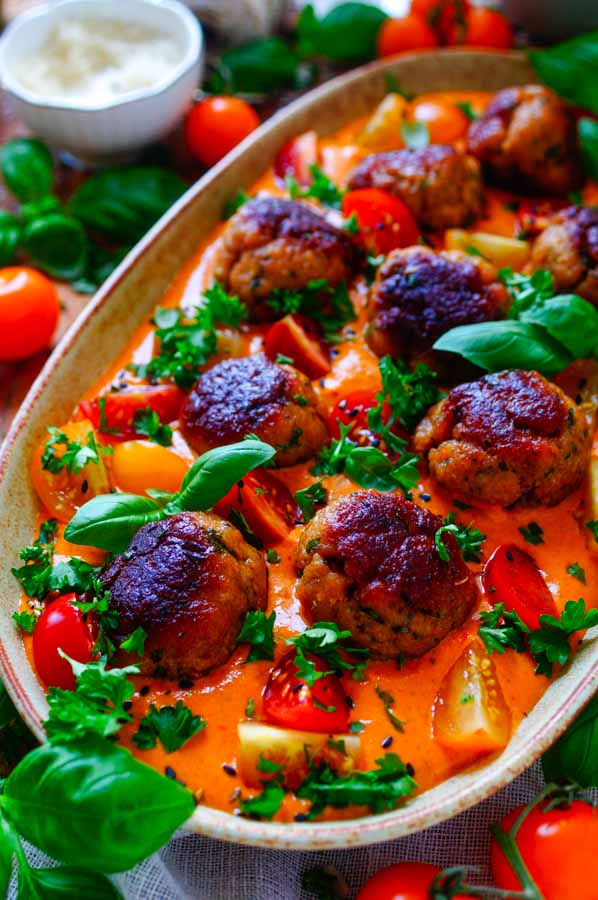 Lekker makkelijk recept voor Kipballetjes met romige paprikasaus, simpel snel doordeweeks recept voor op weekmenu. Heerlijke kipgehaktballetjes met een eenvoudige romige paprikasaus.